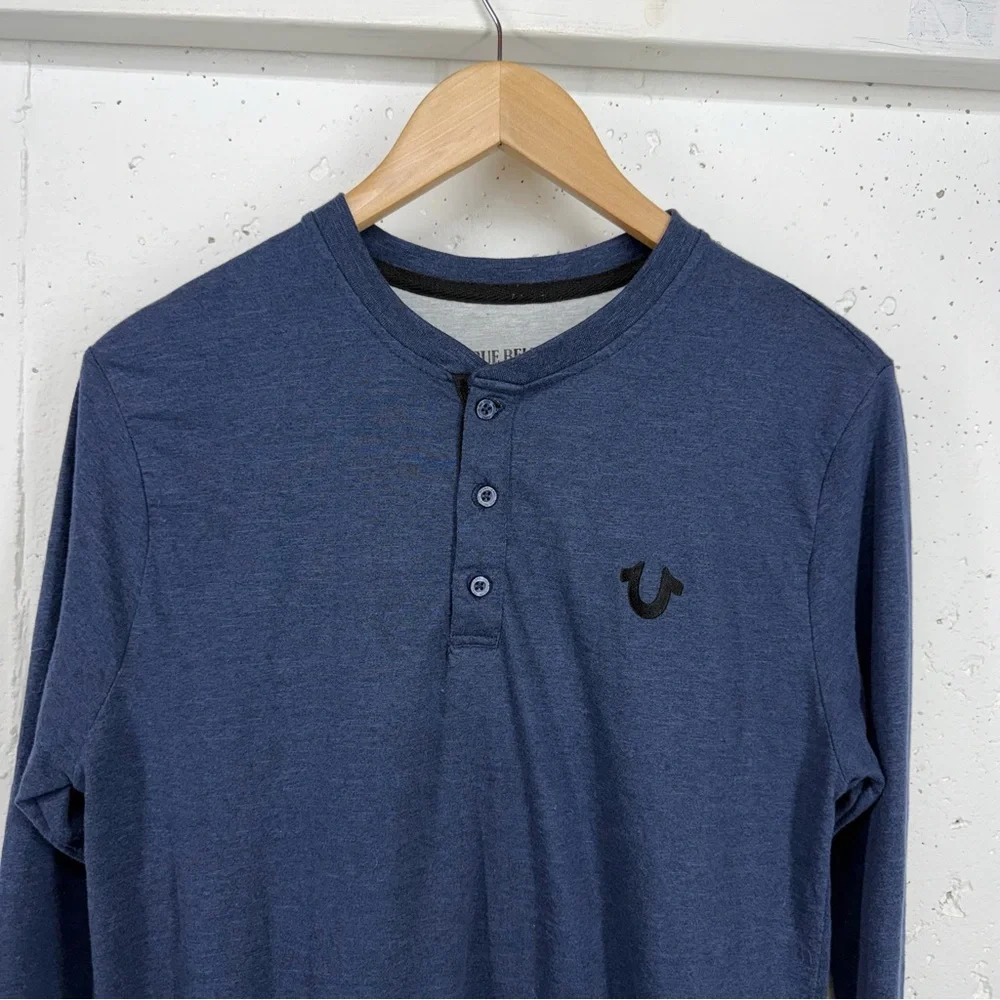 True Religion Men’s size Medium Navy Blue Horseshoe Logo Henley Shirt